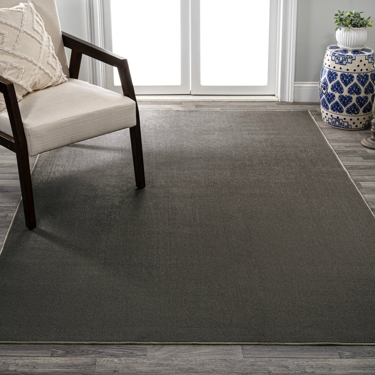 Twyla Classic Solid Low-Pile Machine-Washable Area Rug